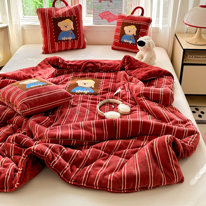 91家纺网 家纺一手货源 找家纺 古本家居 2025新款牛奶绒毛巾绣狗狗熊熊款抱枕被 牛奶绒红条帽子熊