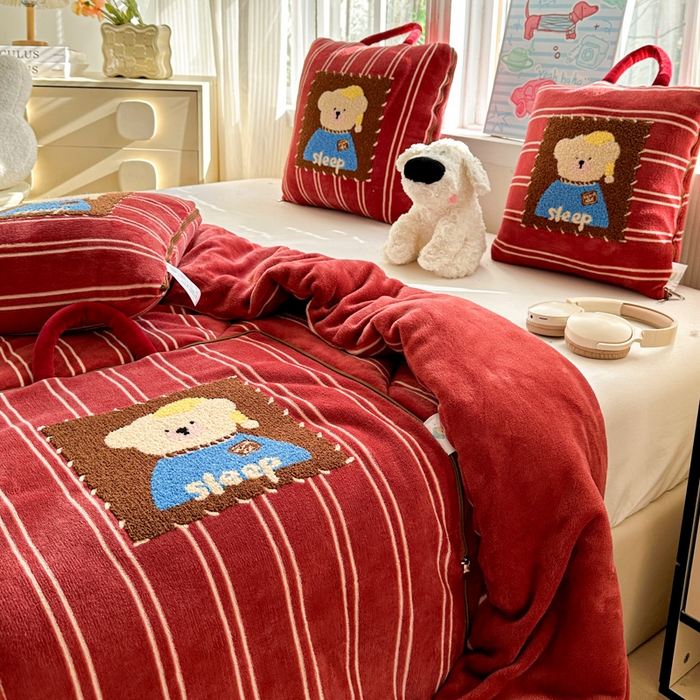 91家纺网 家纺一手货源 找家纺 古本家居 2025新款牛奶绒毛巾绣狗狗熊熊款抱枕被 牛奶绒红条帽子熊