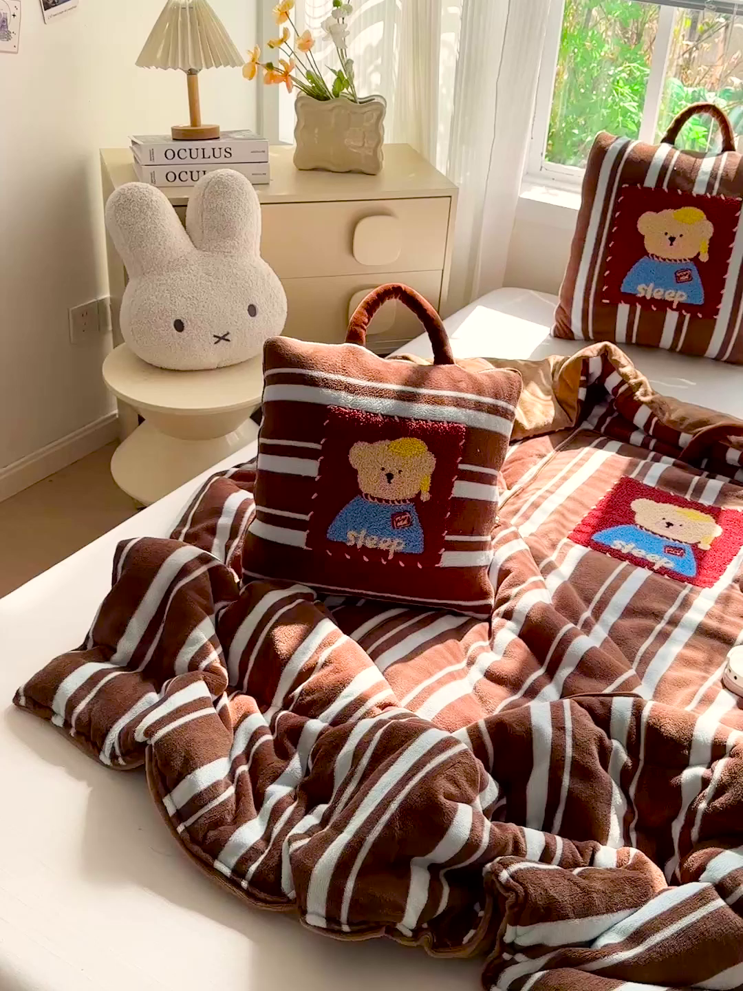 91家纺网 家纺一手货源 找家纺 古本家居 2025新款牛奶绒毛巾绣狗狗熊熊款抱枕被 牛奶绒咖条帽子熊