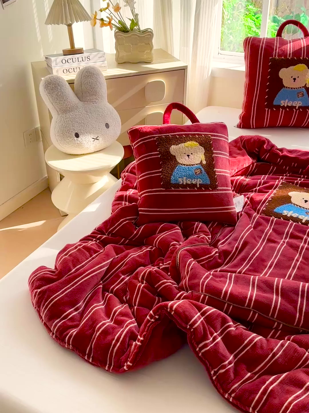 91家纺网 家纺一手货源 找家纺 古本家居 2025新款牛奶绒毛巾绣狗狗熊熊款抱枕被 牛奶绒红条帽子熊