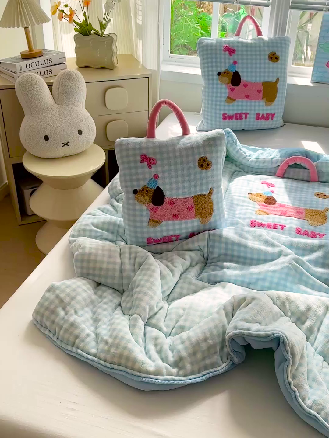 91家纺网 家纺一手货源 找家纺 古本家居 2025新款牛奶绒毛巾绣狗狗熊熊款抱枕被 牛奶绒蓝格腊肠狗