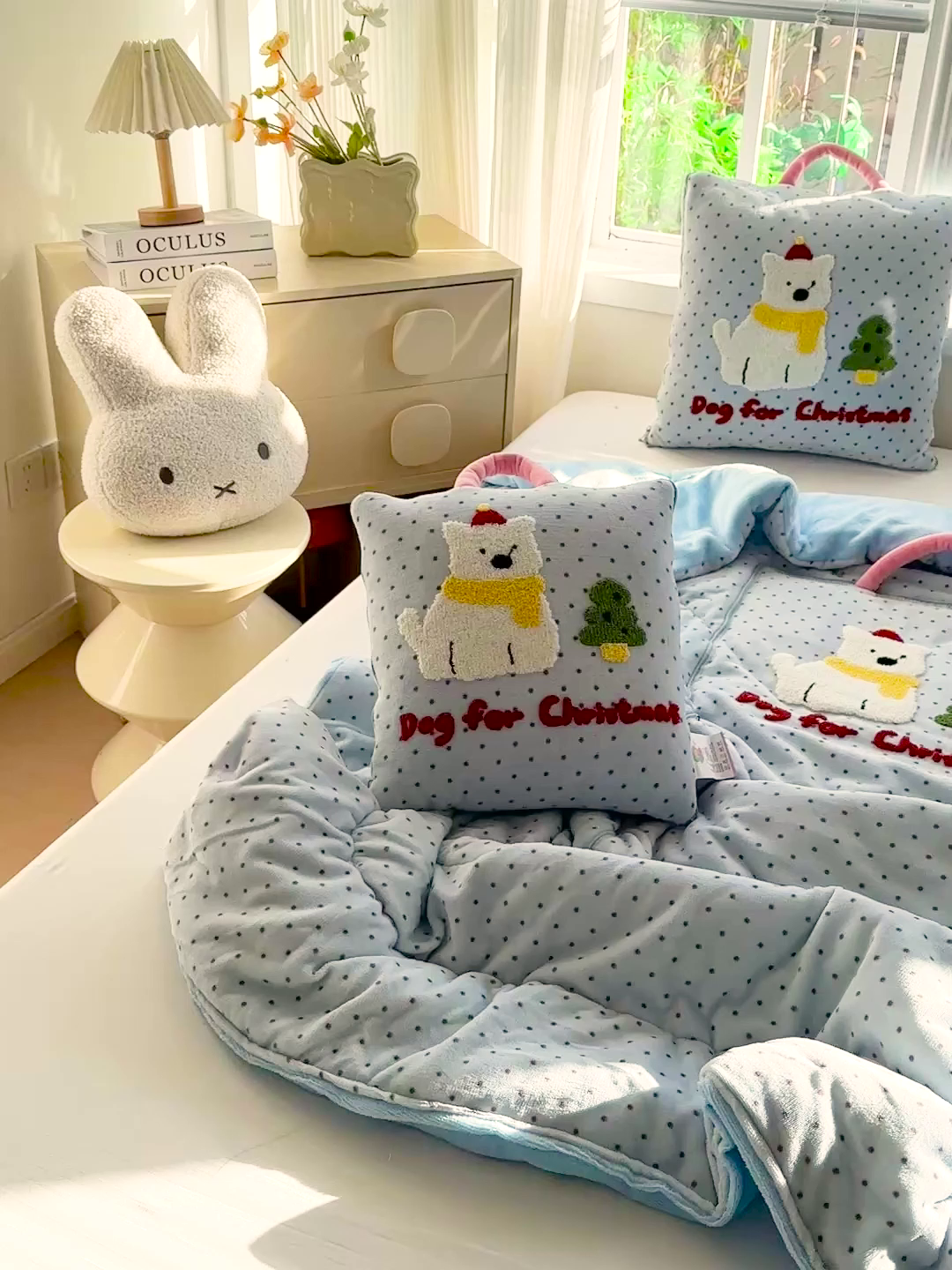 91家纺网 家纺一手货源 找家纺 古本家居 2025新款牛奶绒毛巾绣狗狗熊熊款抱枕被 牛奶绒蓝波点小白狗