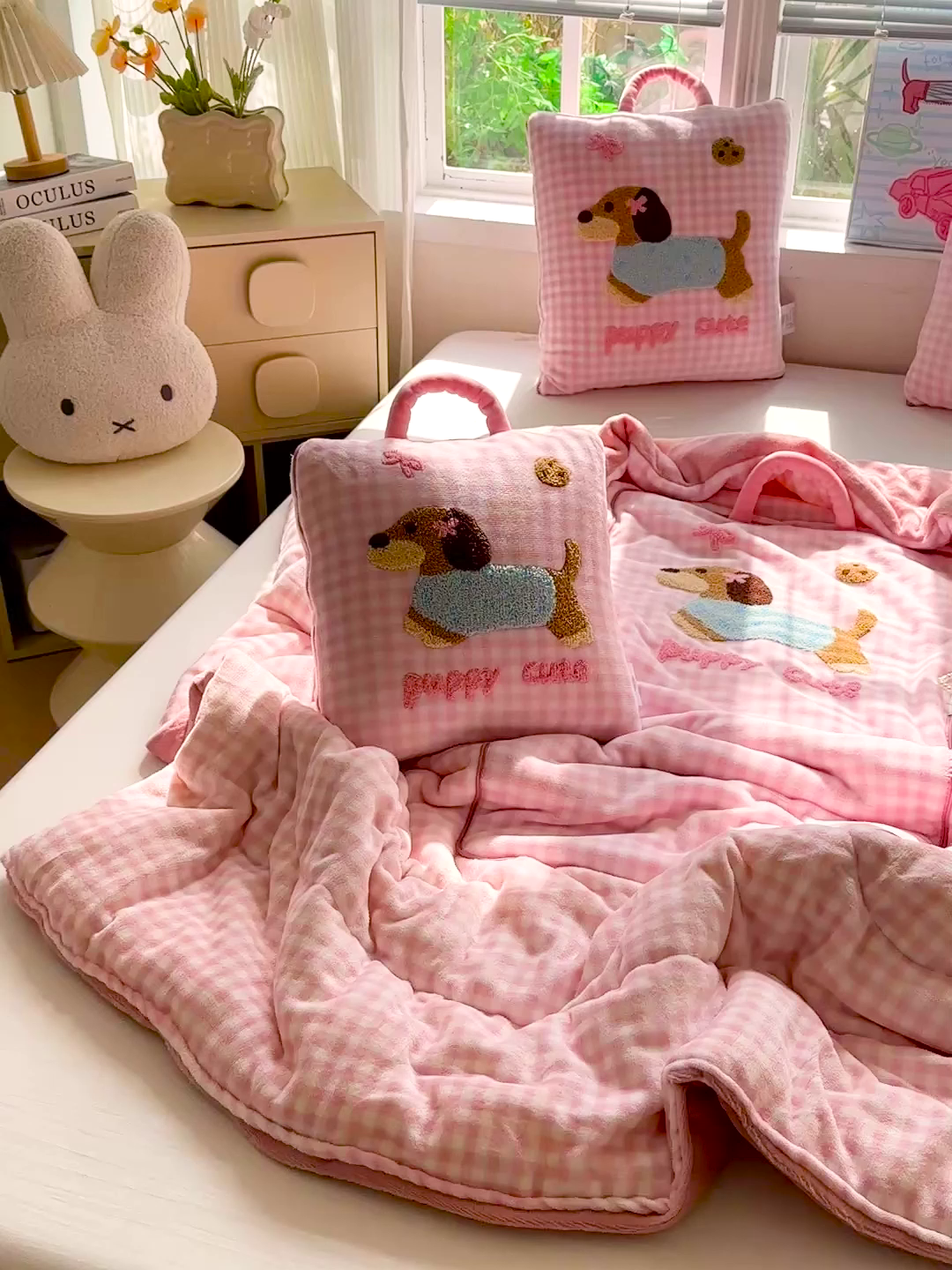 91家纺网 家纺一手货源 找家纺 古本家居 2025新款牛奶绒毛巾绣狗狗熊熊款抱枕被 牛奶绒粉格腊肠狗