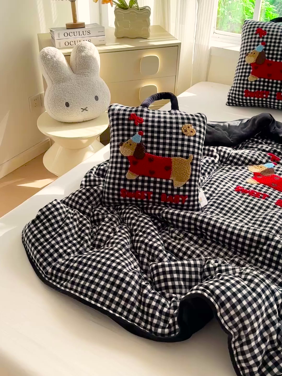 91家纺网 家纺一手货源 找家纺 古本家居 2025新款牛奶绒毛巾绣狗狗熊熊款抱枕被 牛奶绒黑格腊肠狗