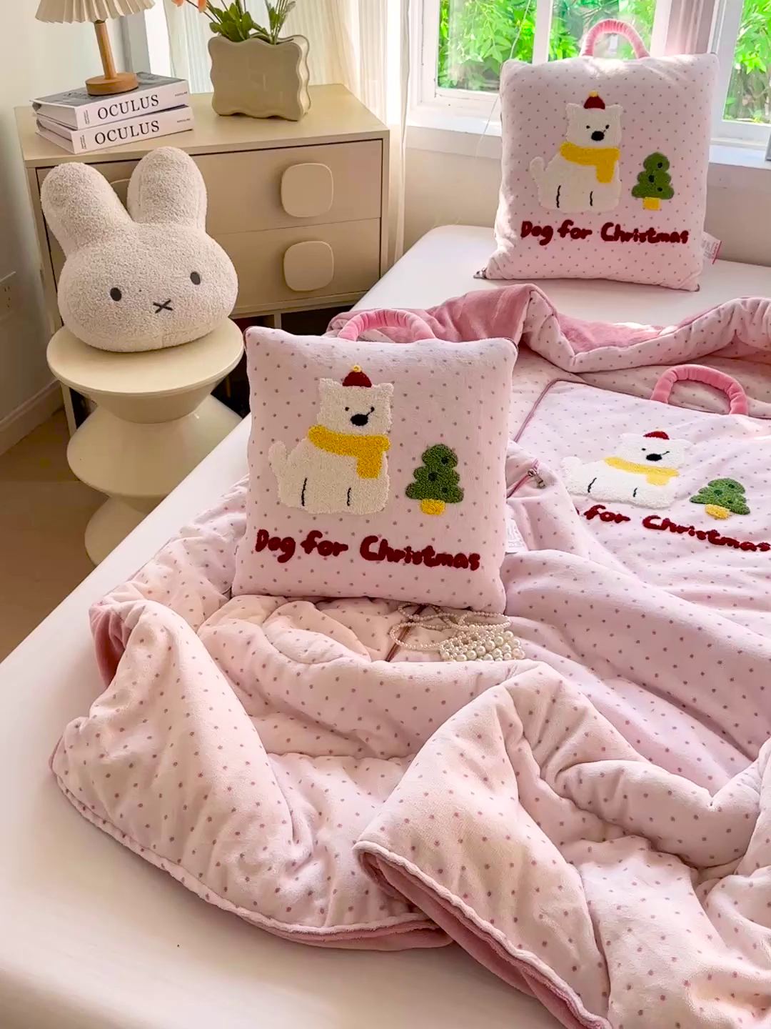 91家纺网 家纺一手货源 找家纺 古本家居 2025新款牛奶绒毛巾绣狗狗熊熊款抱枕被 牛奶绒粉波点小白狗