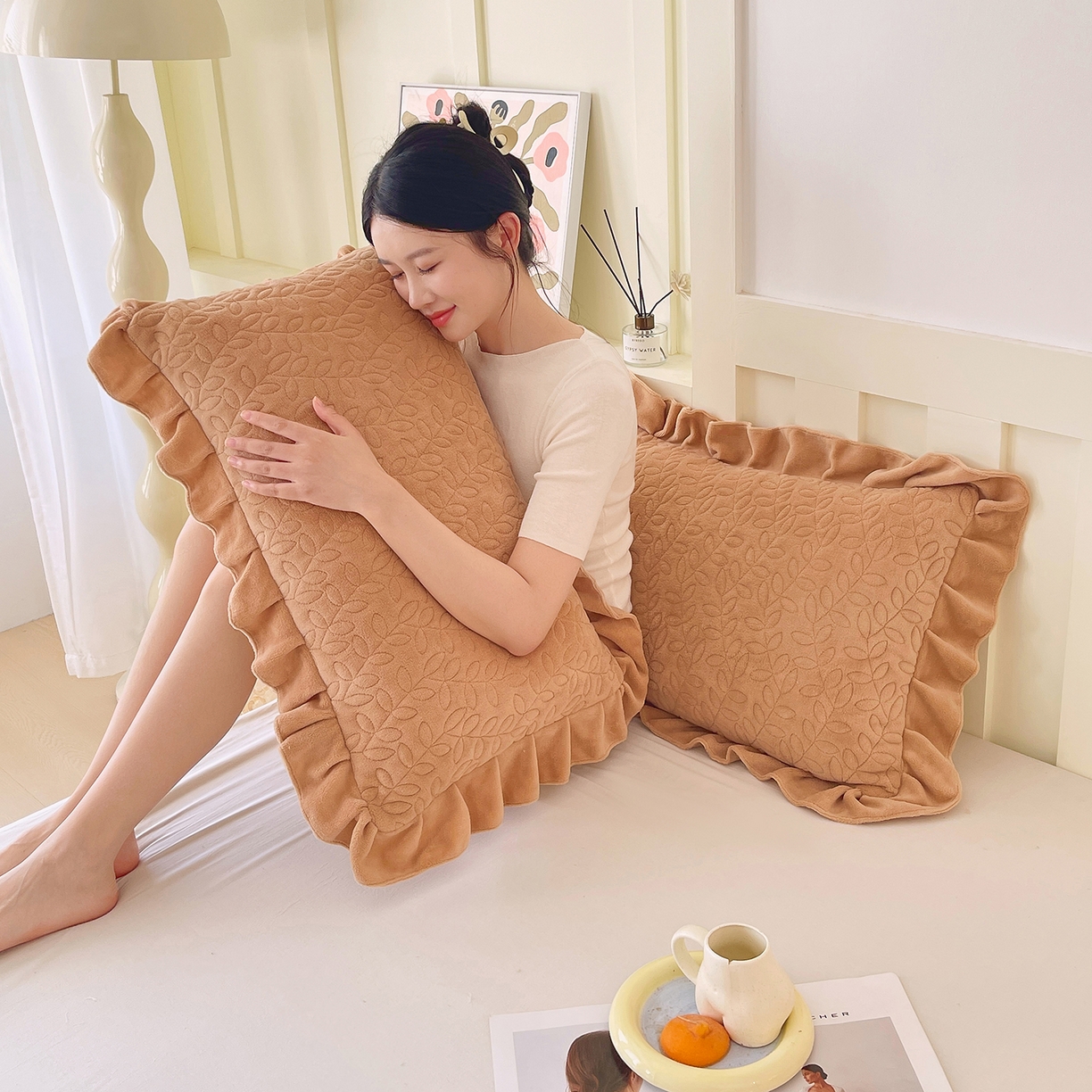 91家纺网 家纺一手货源 找家纺 芯宜佳 2025新款加厚牛奶绒夹棉花边短枕套 幸运草-经典咖