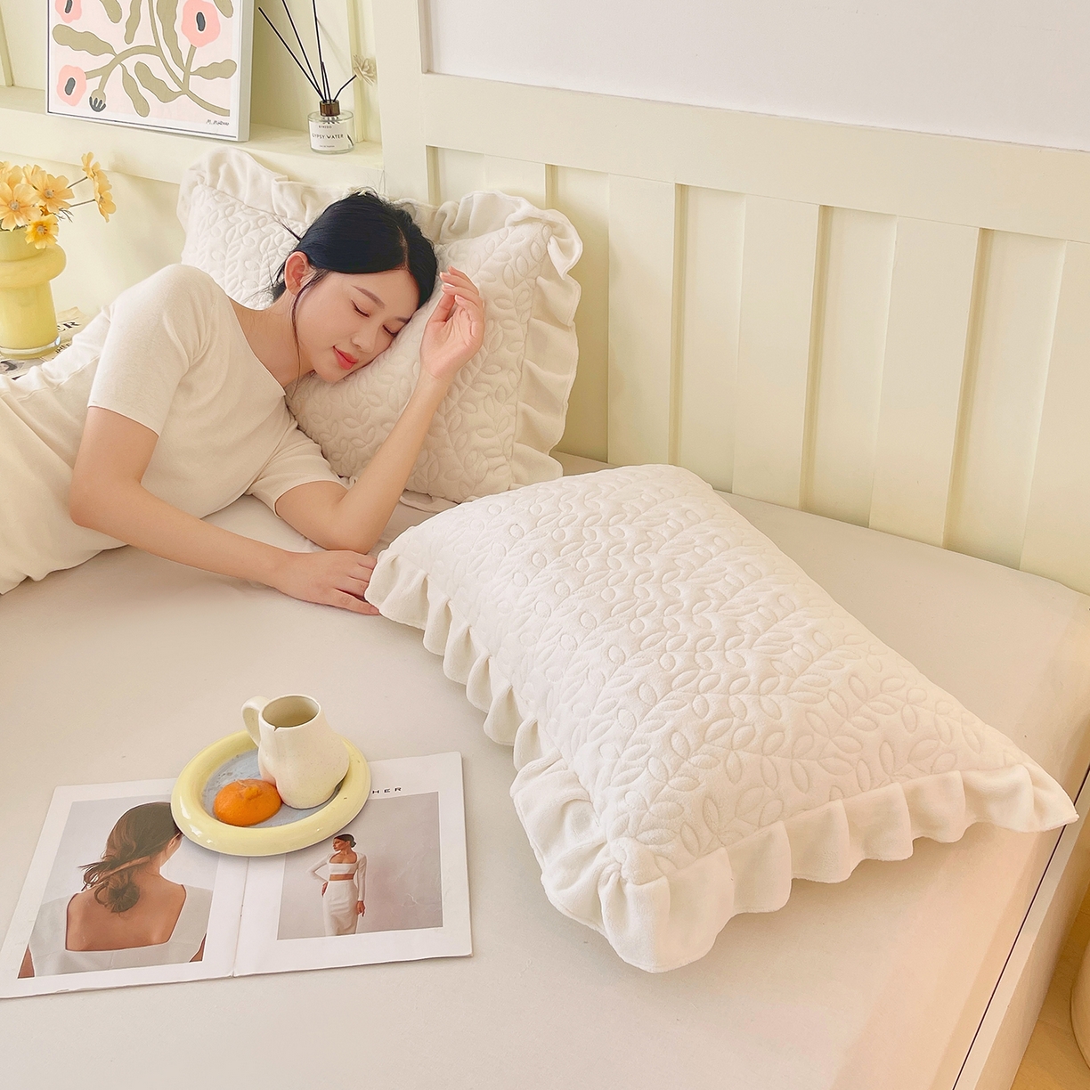 91家纺网 家纺一手货源 找家纺 芯宜佳 2025新款加厚牛奶绒夹棉花边短枕套 幸运草-奶白