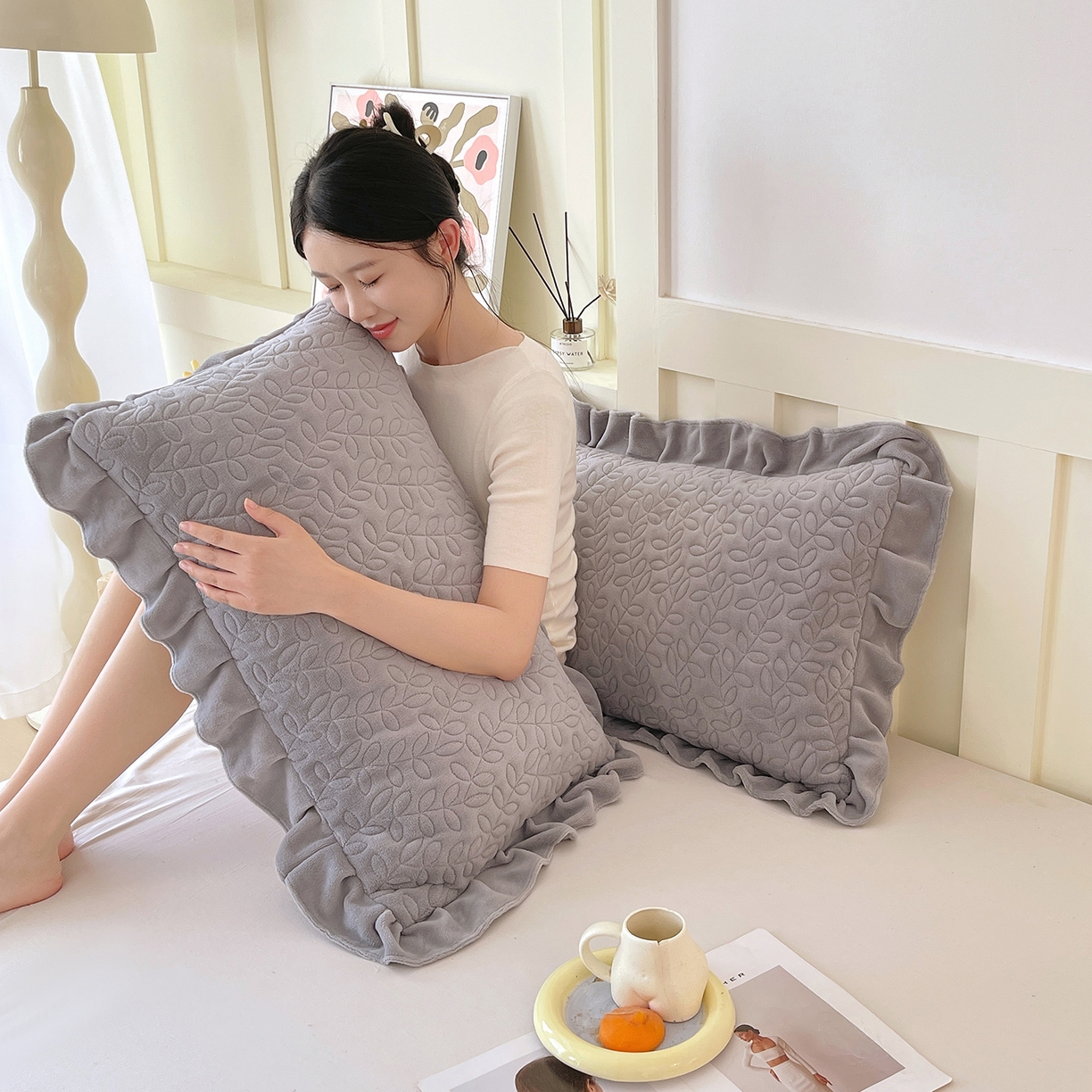 91家纺网 家纺一手货源 找家纺 芯宜佳 2025新款加厚牛奶绒夹棉花边短枕套 幸运草-银灰