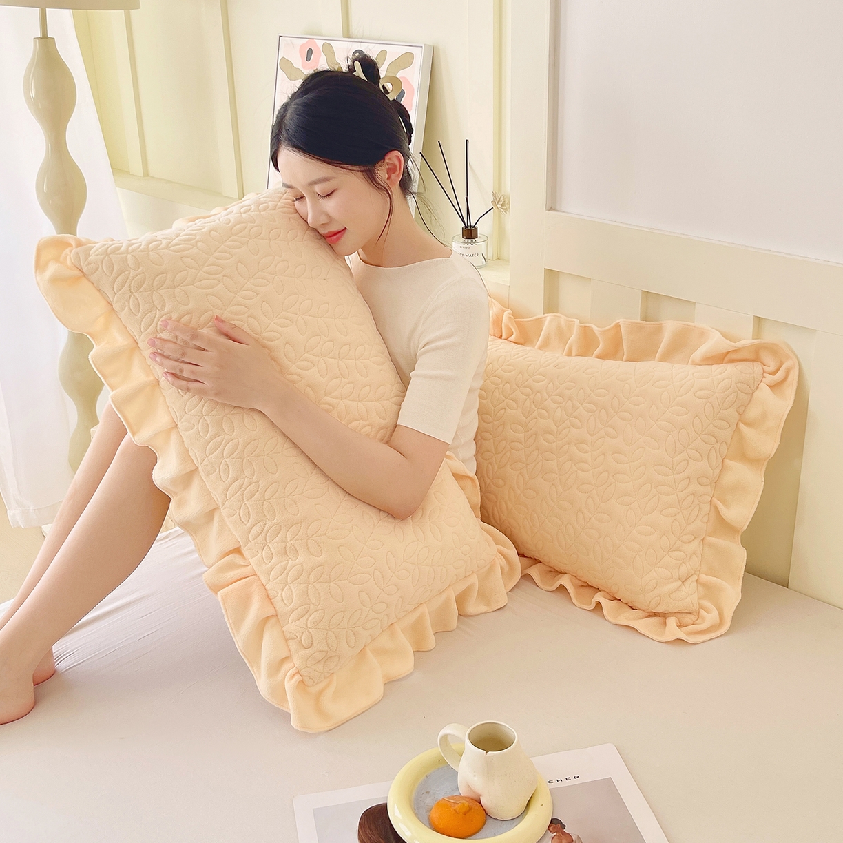 91家纺网 家纺一手货源 找家纺 芯宜佳 2025新款加厚牛奶绒夹棉花边短枕套 幸运草-鹅黄