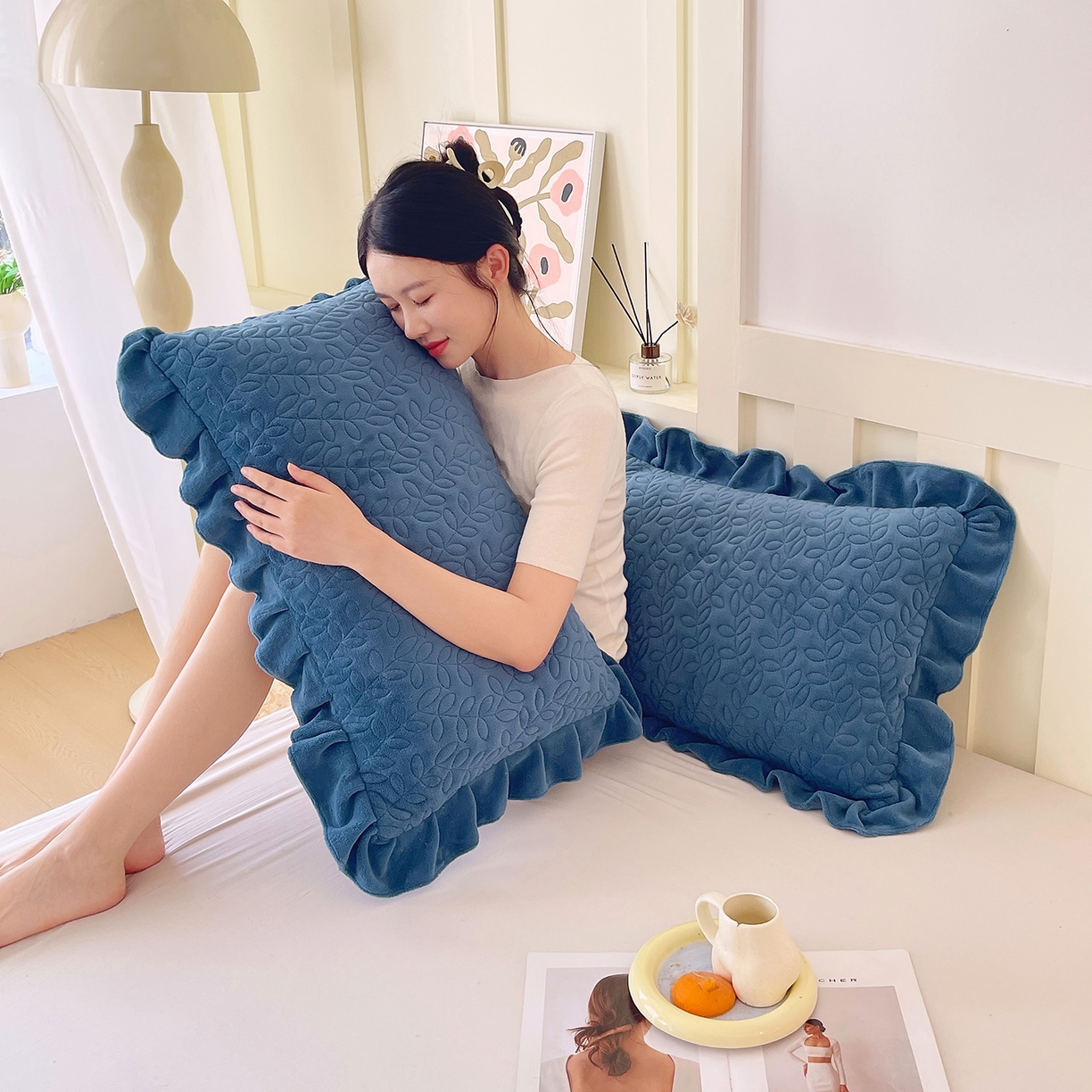 91家纺网 家纺一手货源 找家纺 芯宜佳 2025新款加厚牛奶绒夹棉花边短枕套 幸运草-雾兰