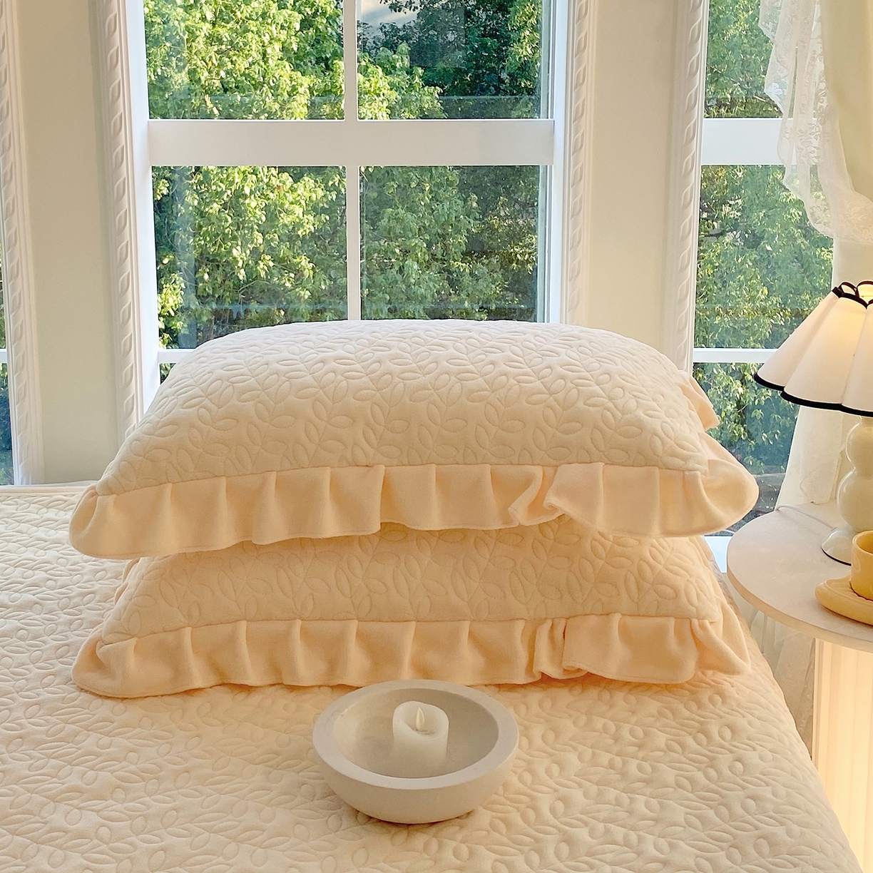 91家纺网 家纺一手货源 找家纺 芯宜佳 2025新款加厚牛奶绒夹棉花边短枕套 幸运草-鹅黄