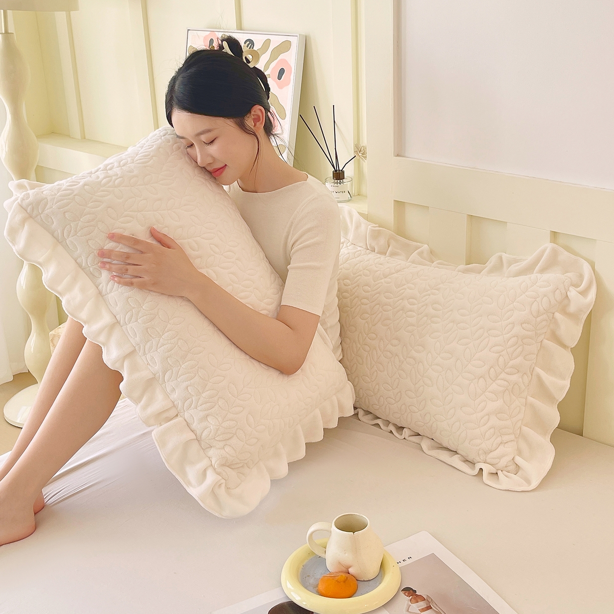 91家纺网 家纺一手货源 找家纺 芯宜佳 2025新款加厚牛奶绒夹棉花边短枕套 幸运草-奶白