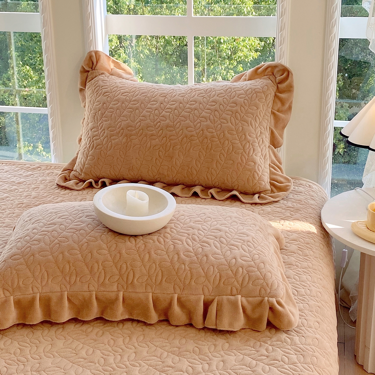 91家纺网 家纺一手货源 找家纺 芯宜佳 2025新款加厚牛奶绒夹棉花边短枕套 幸运草-经典咖