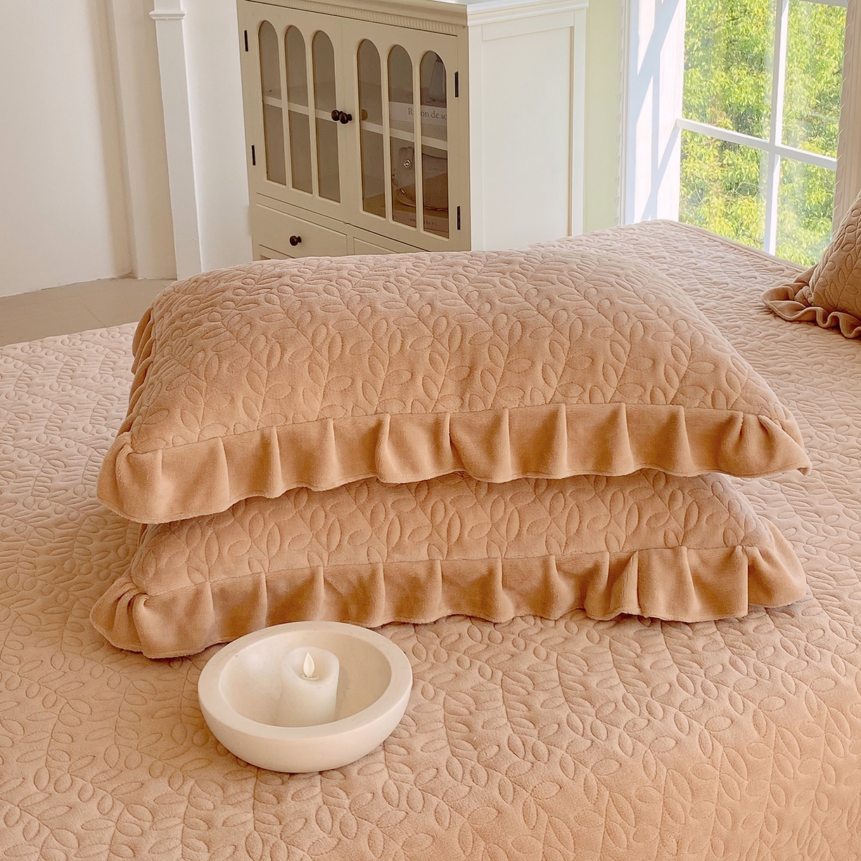 91家纺网 家纺一手货源 找家纺 芯宜佳 2025新款加厚牛奶绒夹棉花边短枕套 幸运草-经典咖