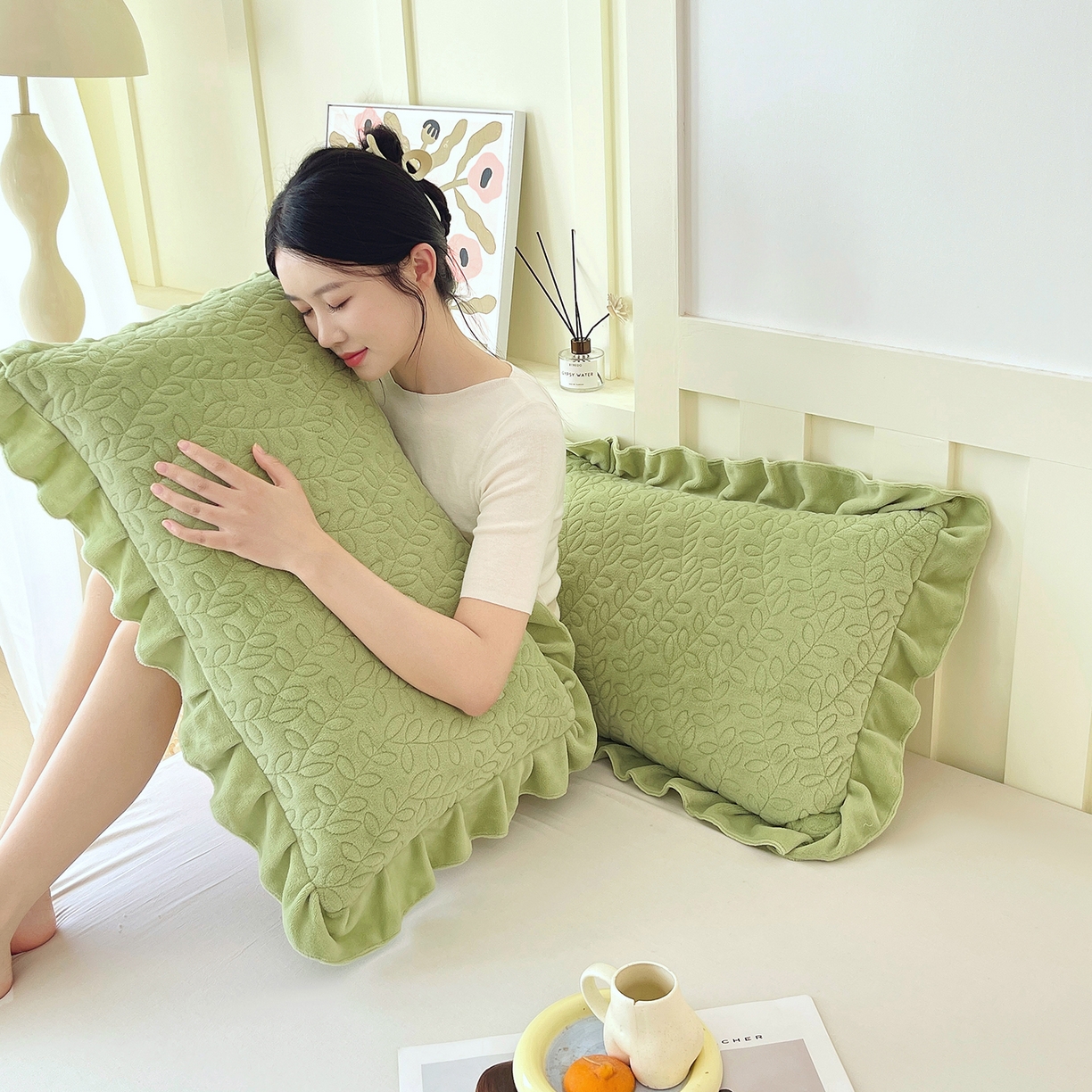 91家纺网 家纺一手货源 找家纺 芯宜佳 2025新款加厚牛奶绒夹棉花边短枕套 幸运草-嫩绿