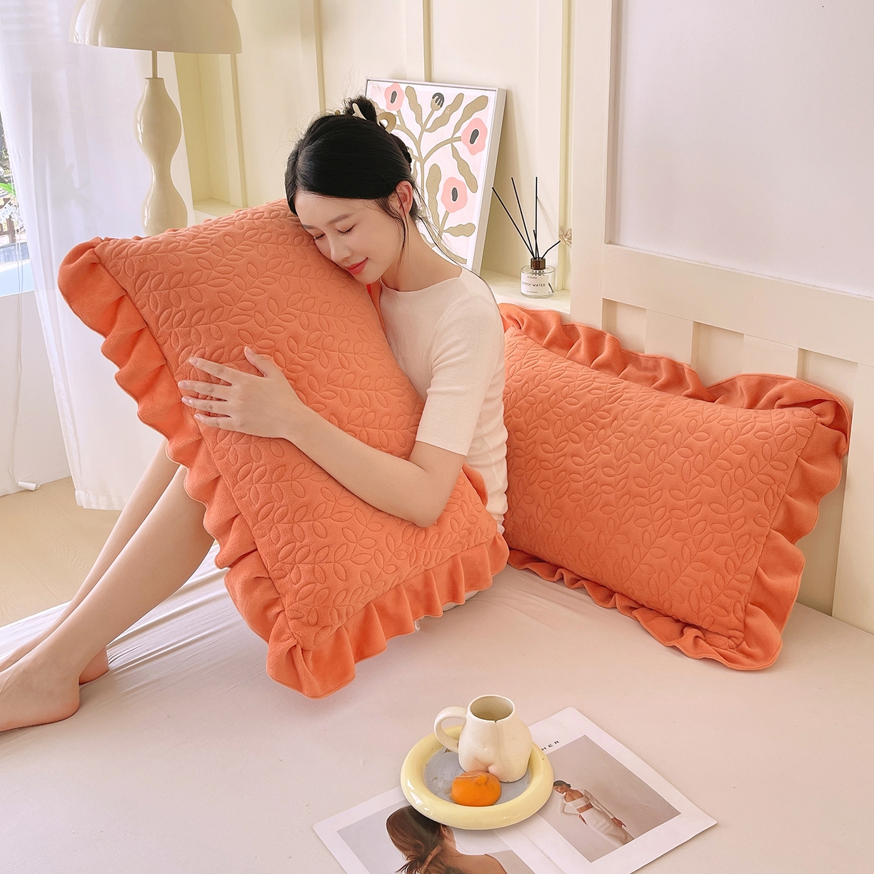 91家纺网 家纺一手货源 找家纺 芯宜佳 2025新款加厚牛奶绒夹棉花边短枕套 幸运草-桔色