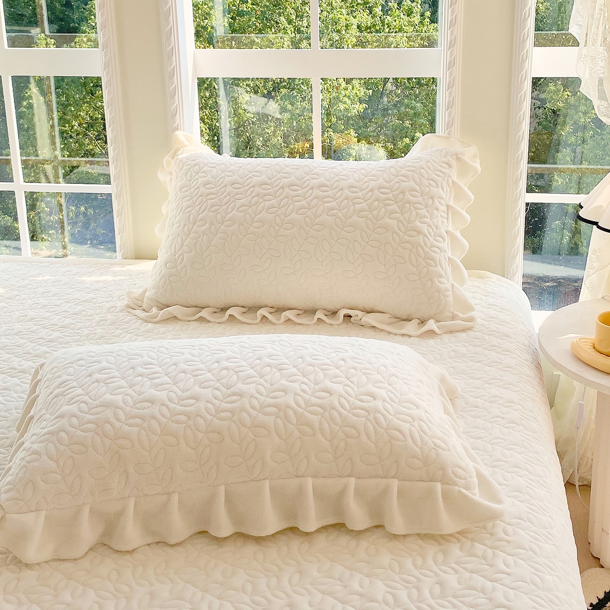 91家纺网 家纺一手货源 找家纺 芯宜佳 2025新款加厚牛奶绒夹棉花边短枕套 幸运草-奶白