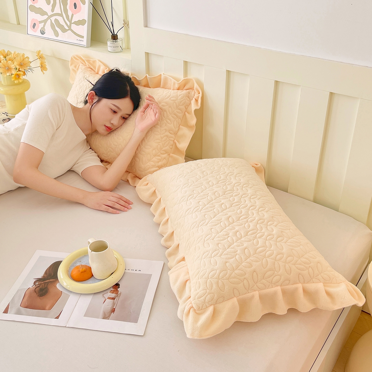 91家纺网 家纺一手货源 找家纺 芯宜佳 2025新款加厚牛奶绒夹棉花边短枕套 幸运草-鹅黄