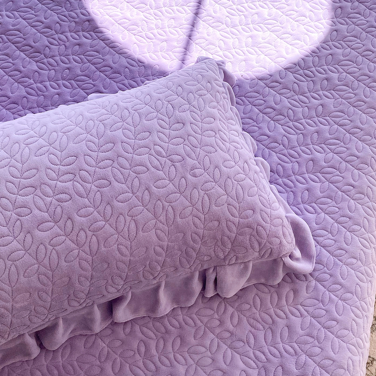 91家纺网 家纺一手货源 找家纺 芯宜佳 2025新款加厚牛奶绒夹棉花边短枕套 幸运草-香芋紫