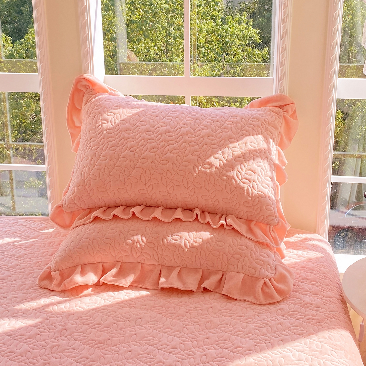 91家纺网 家纺一手货源 找家纺 芯宜佳 2025新款加厚牛奶绒夹棉花边短枕套 幸运草-淡粉