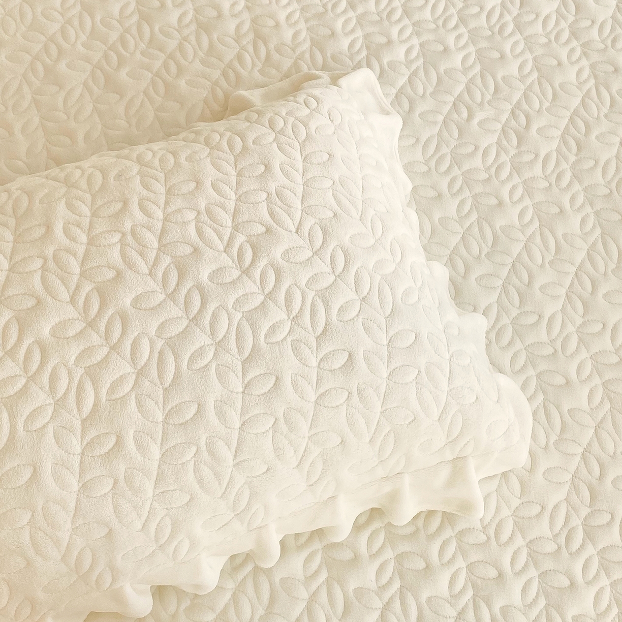 91家纺网 家纺一手货源 找家纺 芯宜佳 2025新款加厚牛奶绒夹棉花边短枕套 幸运草-奶白