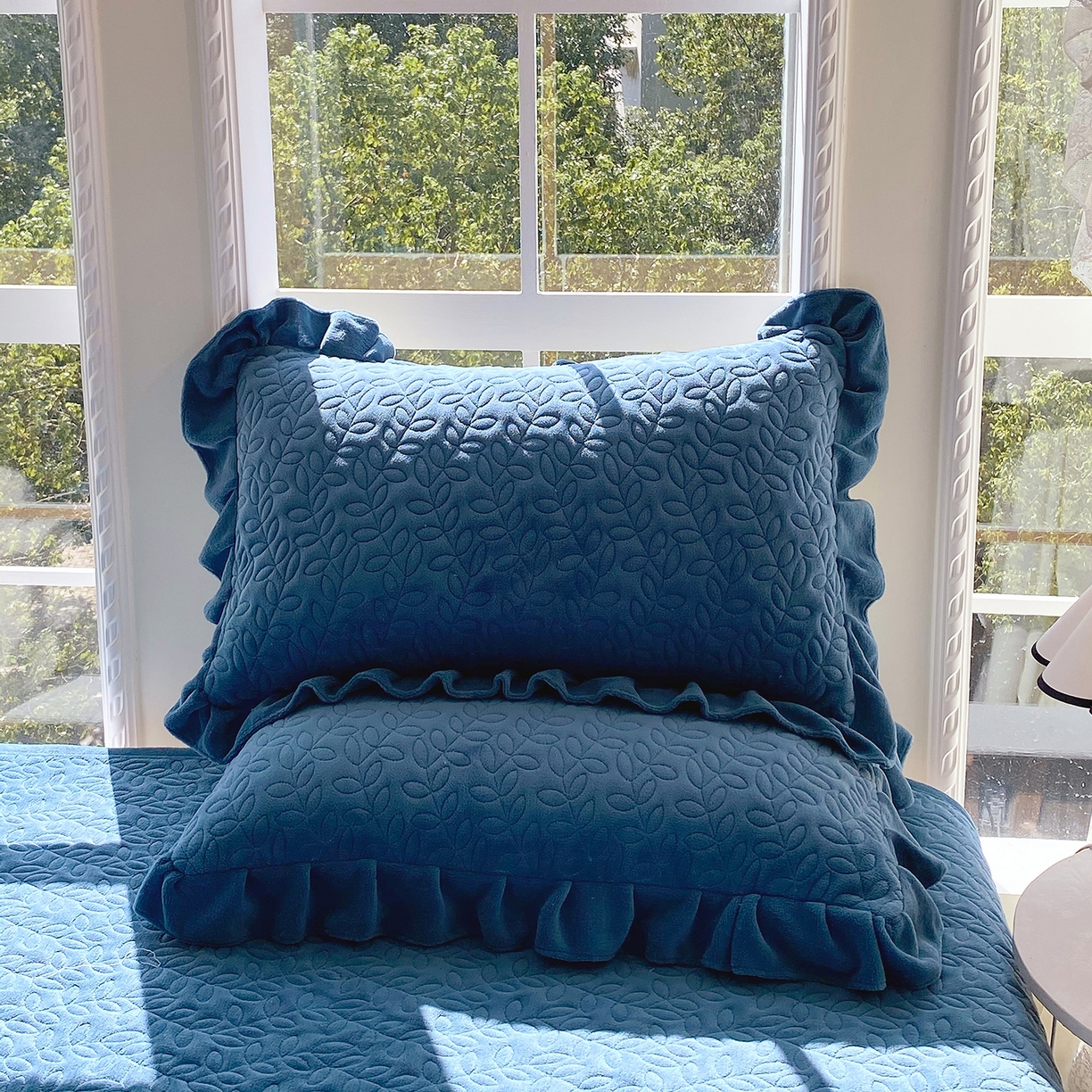 91家纺网 家纺一手货源 找家纺 芯宜佳 2025新款加厚牛奶绒夹棉花边短枕套 幸运草-雾兰