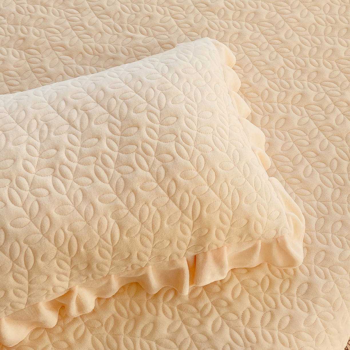 91家纺网 家纺一手货源 找家纺 芯宜佳 2025新款加厚牛奶绒夹棉花边短枕套 幸运草-鹅黄