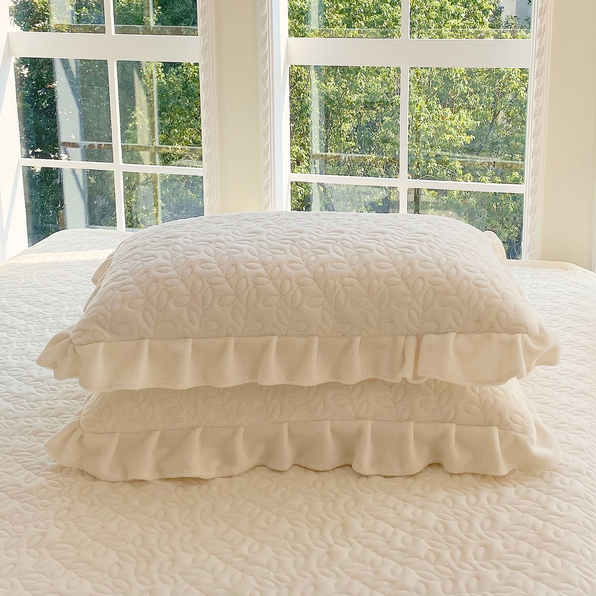 91家纺网 家纺一手货源 找家纺 芯宜佳 2025新款加厚牛奶绒夹棉花边短枕套 幸运草-奶白