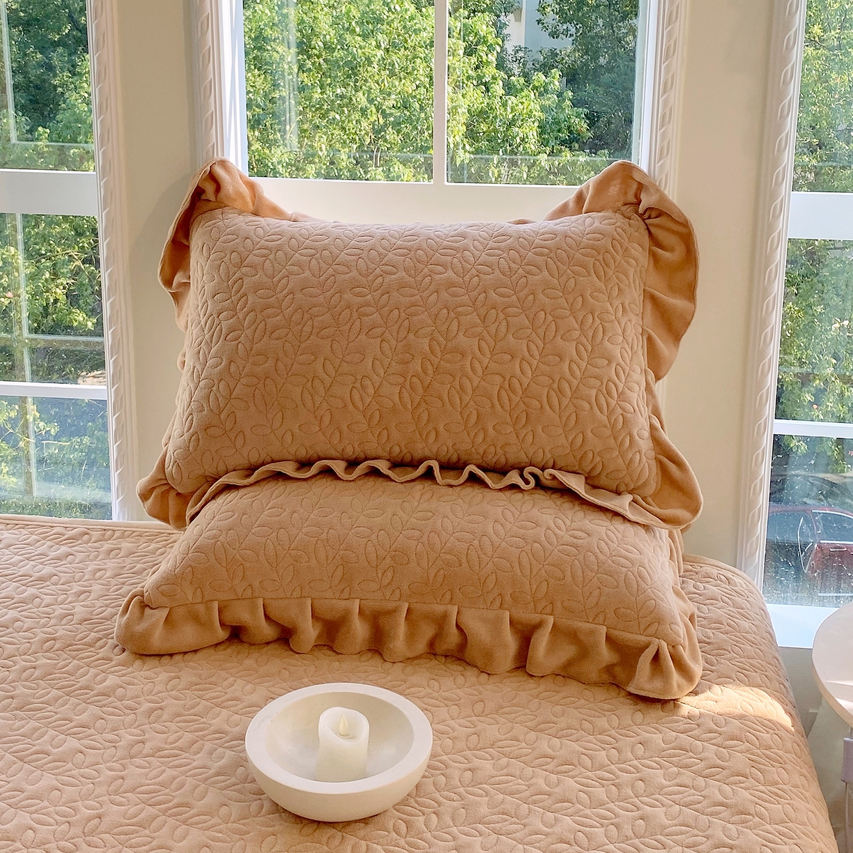 91家纺网 家纺一手货源 找家纺 芯宜佳 2025新款加厚牛奶绒夹棉花边短枕套 幸运草-经典咖