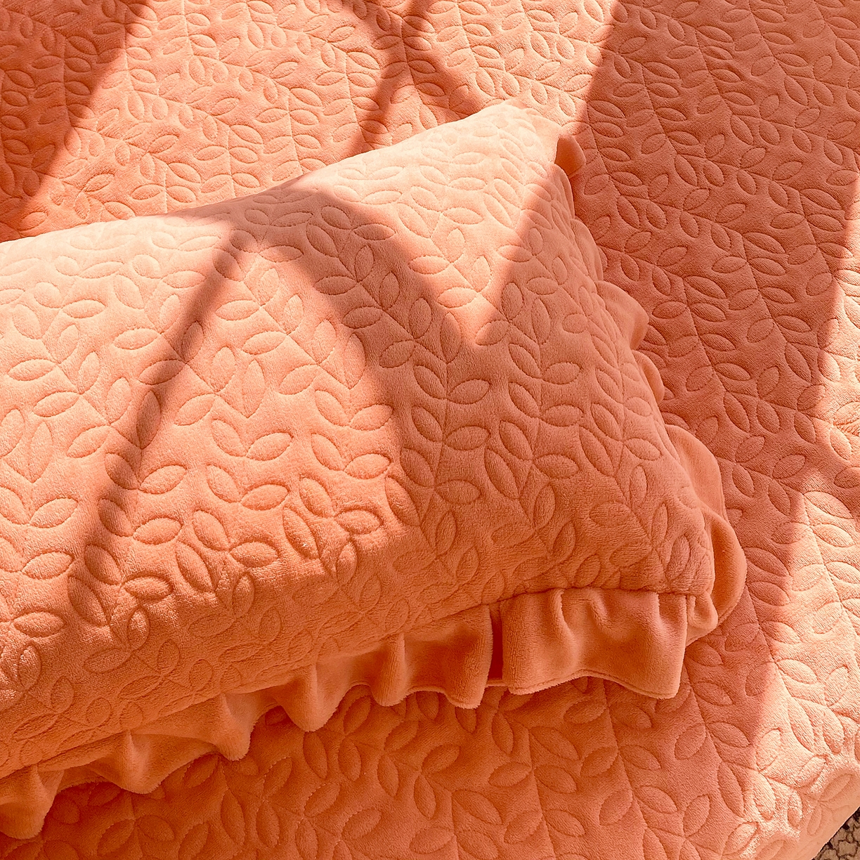 91家纺网 家纺一手货源 找家纺 芯宜佳 2025新款加厚牛奶绒夹棉花边短枕套 幸运草-桔色