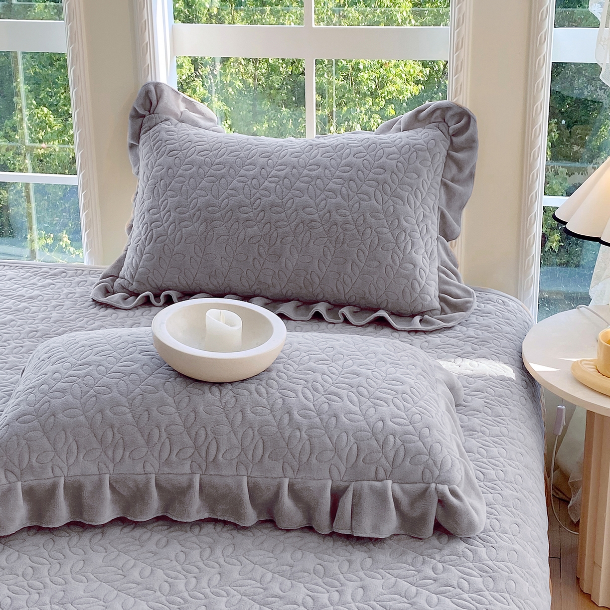 91家纺网 家纺一手货源 找家纺 芯宜佳 2025新款加厚牛奶绒夹棉花边短枕套 幸运草-银灰