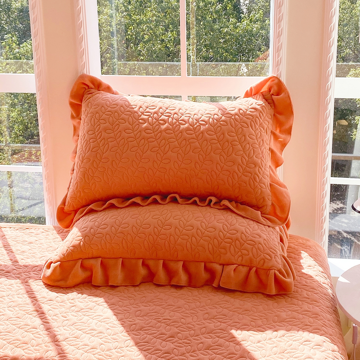 91家纺网 家纺一手货源 找家纺 芯宜佳 2025新款加厚牛奶绒夹棉花边短枕套 幸运草-桔色