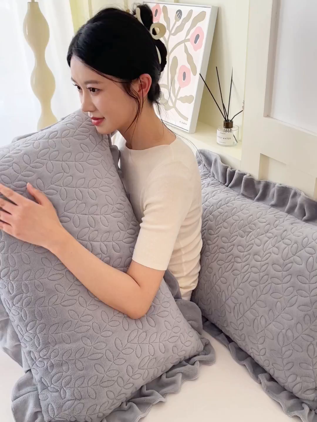 91家纺网 家纺一手货源 找家纺 芯宜佳 2025新款加厚牛奶绒夹棉花边短枕套 幸运草-银灰