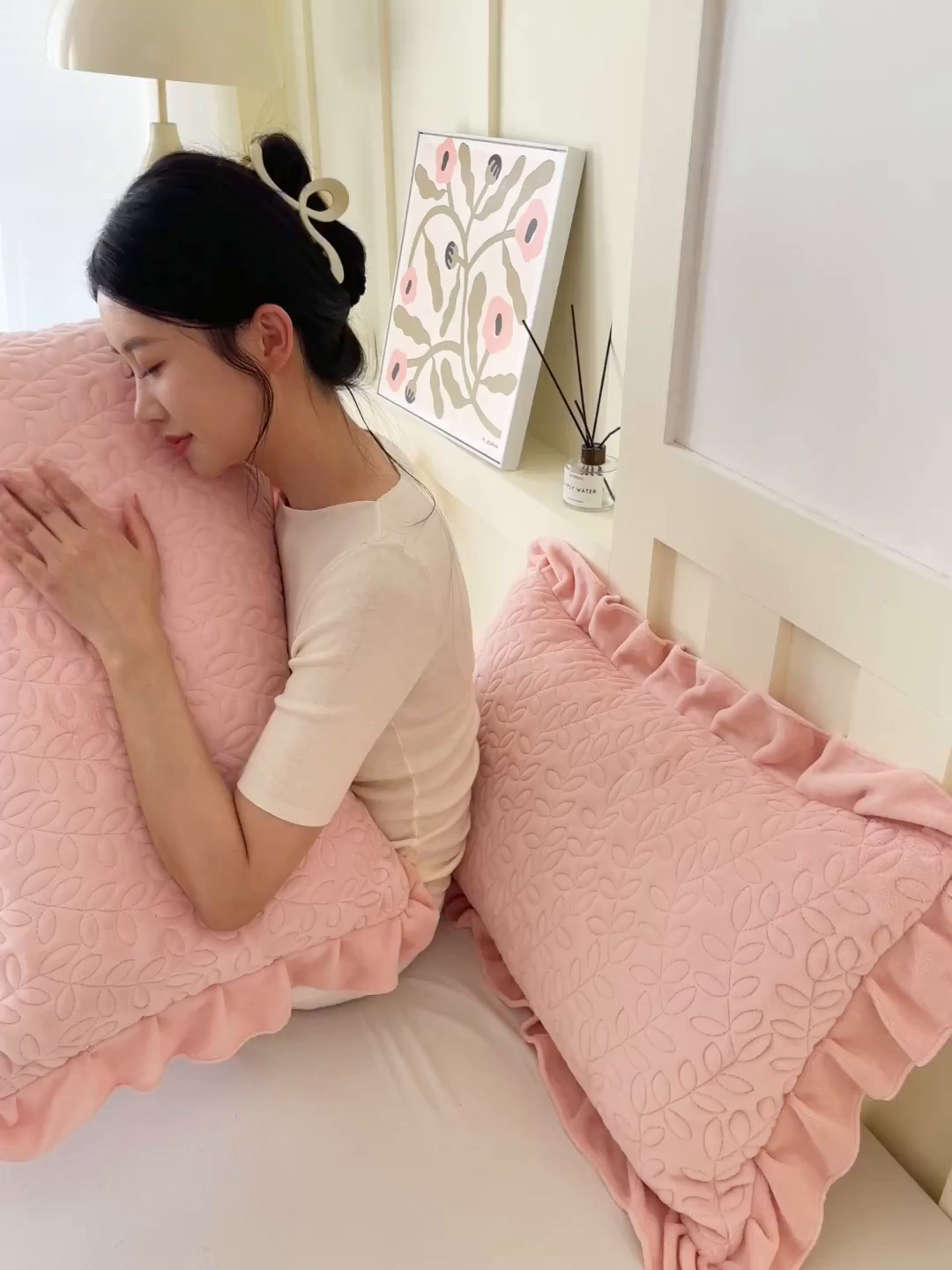 91家纺网 家纺一手货源 找家纺 芯宜佳 2025新款加厚牛奶绒夹棉花边短枕套 幸运草-淡粉