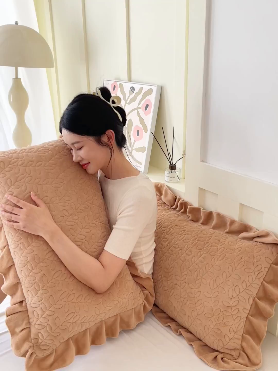 91家纺网 家纺一手货源 找家纺 芯宜佳 2025新款加厚牛奶绒夹棉花边短枕套 幸运草-经典咖