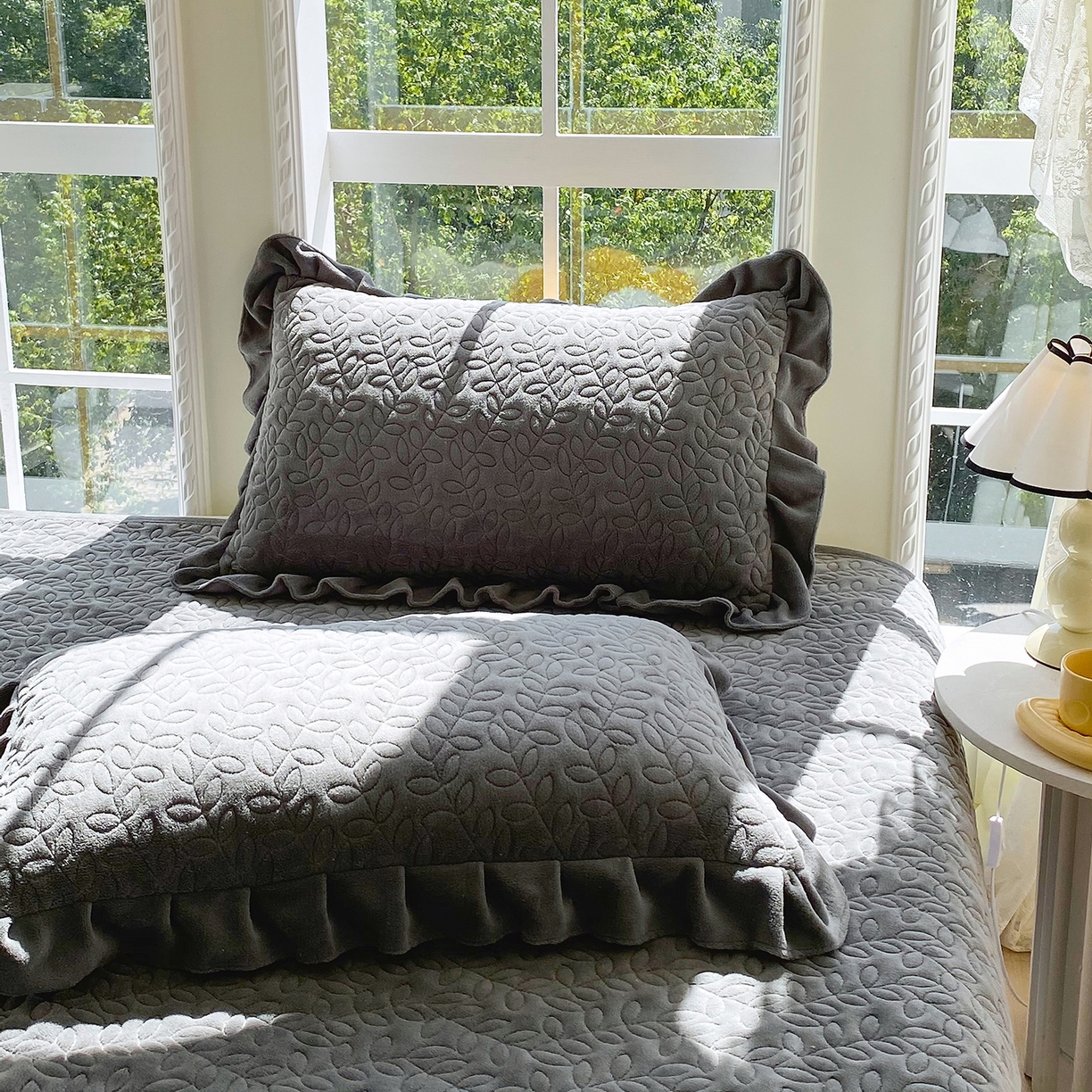 91家纺网 家纺一手货源 找家纺 芯宜佳 2025新款加厚牛奶绒夹棉花边短枕套 幸运草-高级灰