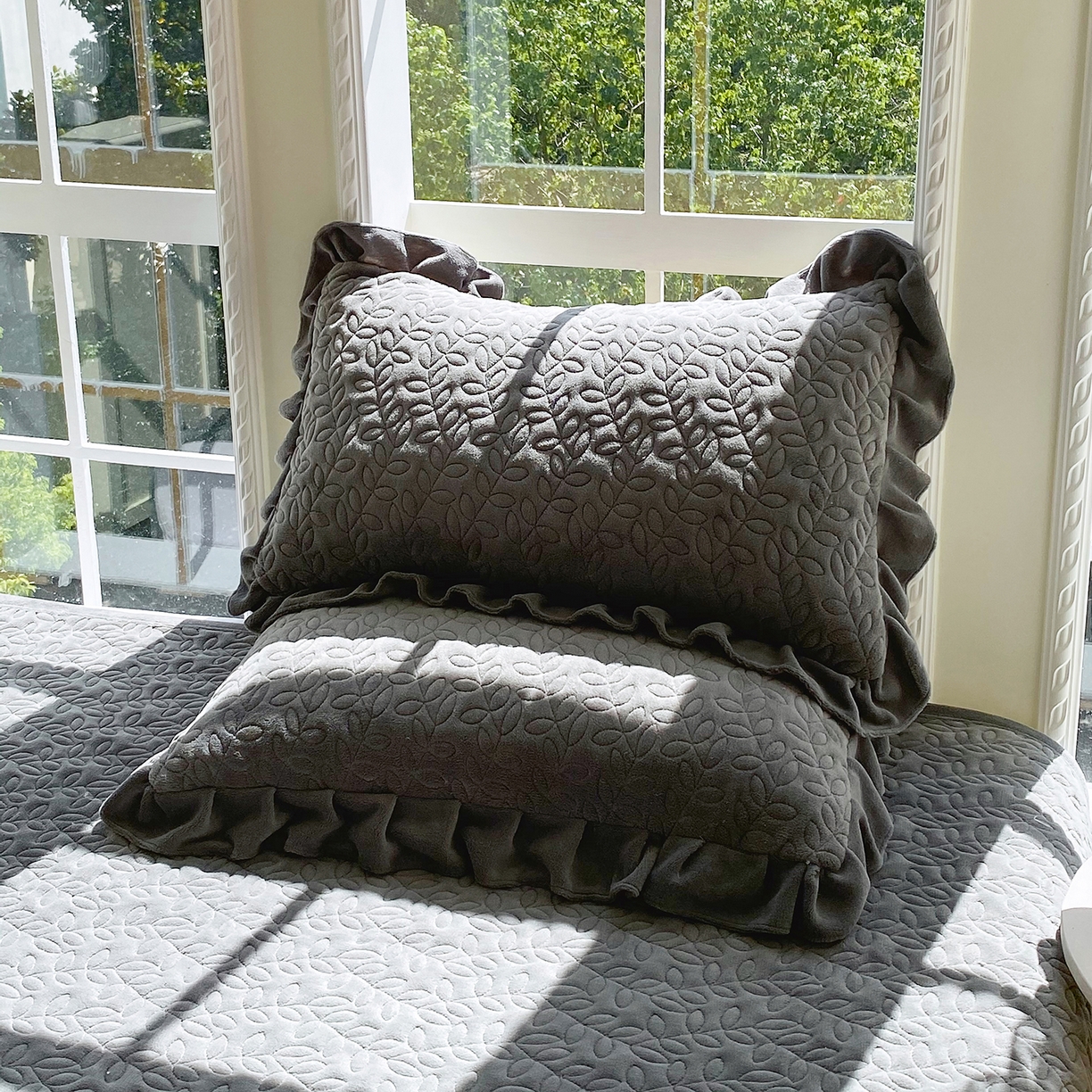 91家纺网 家纺一手货源 找家纺 芯宜佳 2025新款加厚牛奶绒夹棉花边短枕套 幸运草-高级灰