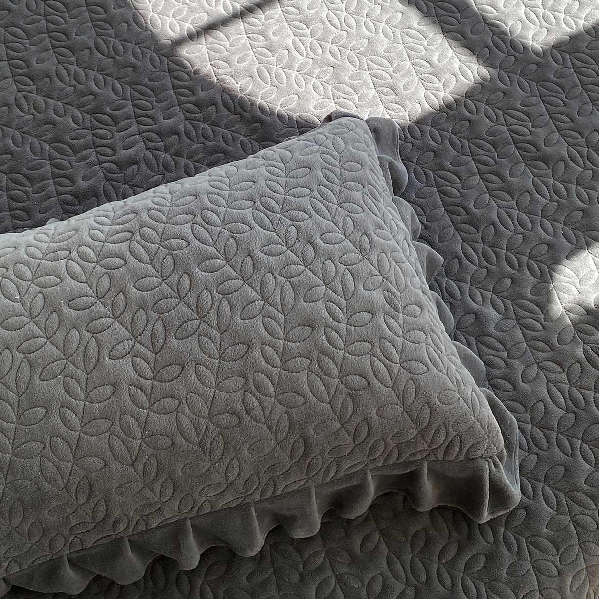 91家纺网 家纺一手货源 找家纺 芯宜佳 2025新款加厚牛奶绒夹棉花边短枕套 幸运草-高级灰