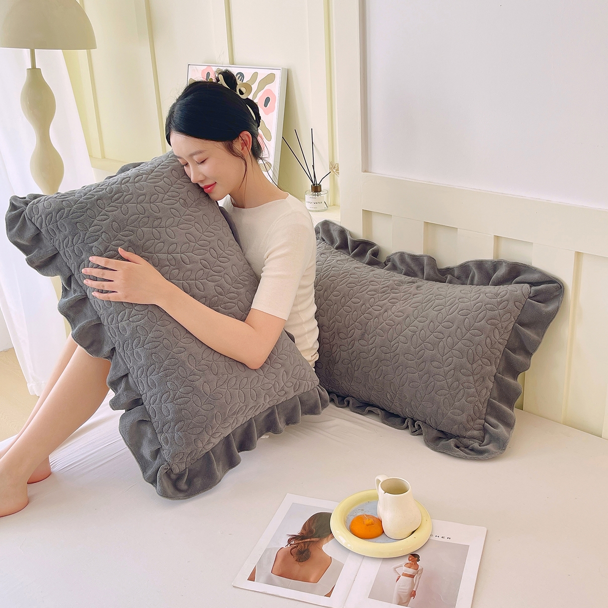 91家纺网 家纺一手货源 找家纺 芯宜佳 2025新款加厚牛奶绒夹棉花边短枕套 幸运草-高级灰