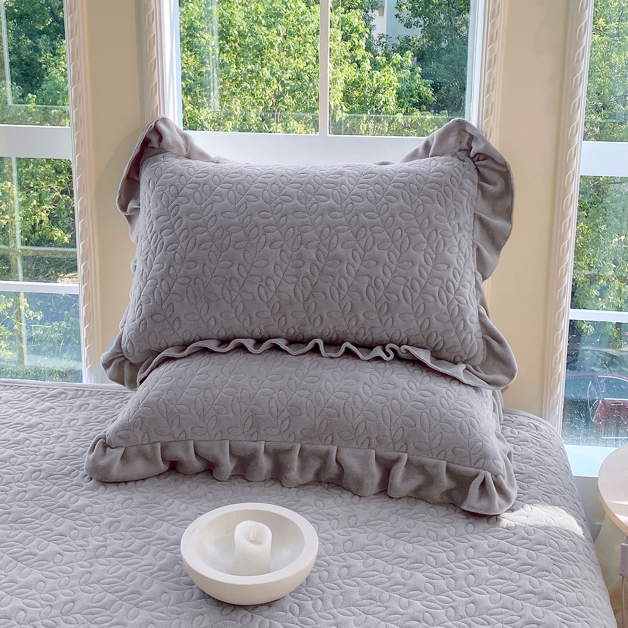 91家纺网 家纺一手货源 找家纺 芯宜佳 2025新款加厚牛奶绒夹棉花边短枕套 幸运草-银灰