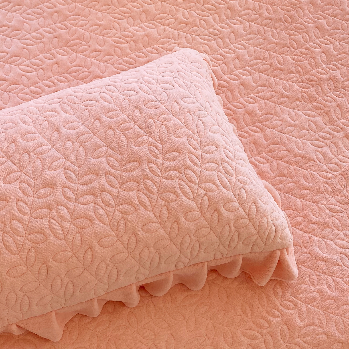 91家纺网 家纺一手货源 找家纺 芯宜佳 2025新款加厚牛奶绒夹棉花边短枕套 幸运草-淡粉