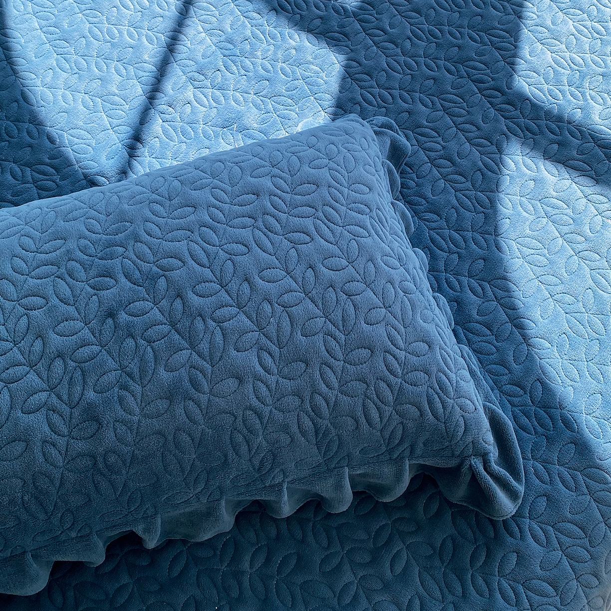 91家纺网 家纺一手货源 找家纺 芯宜佳 2025新款加厚牛奶绒夹棉花边短枕套 幸运草-雾兰