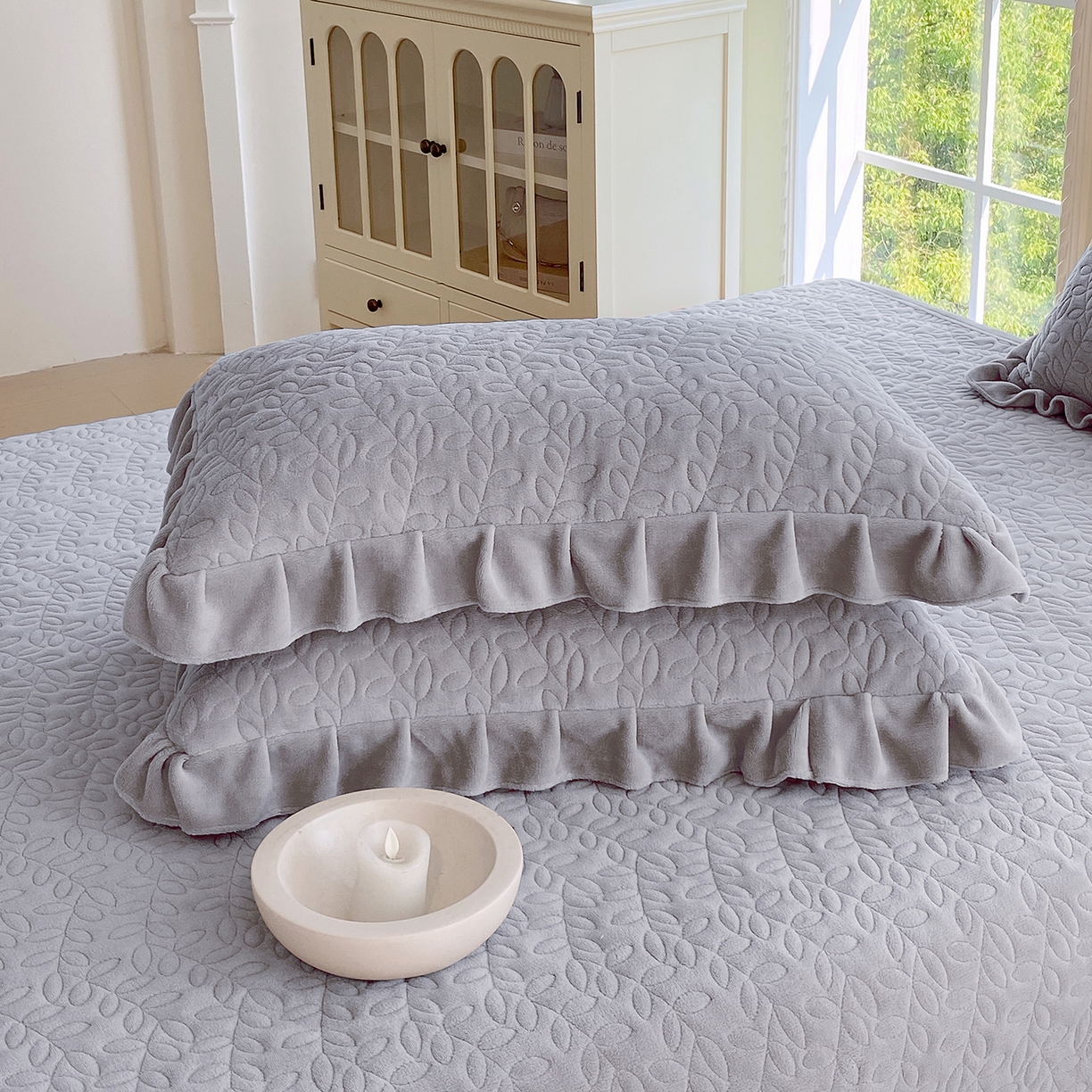 91家纺网 家纺一手货源 找家纺 芯宜佳 2025新款加厚牛奶绒夹棉花边短枕套 幸运草-银灰