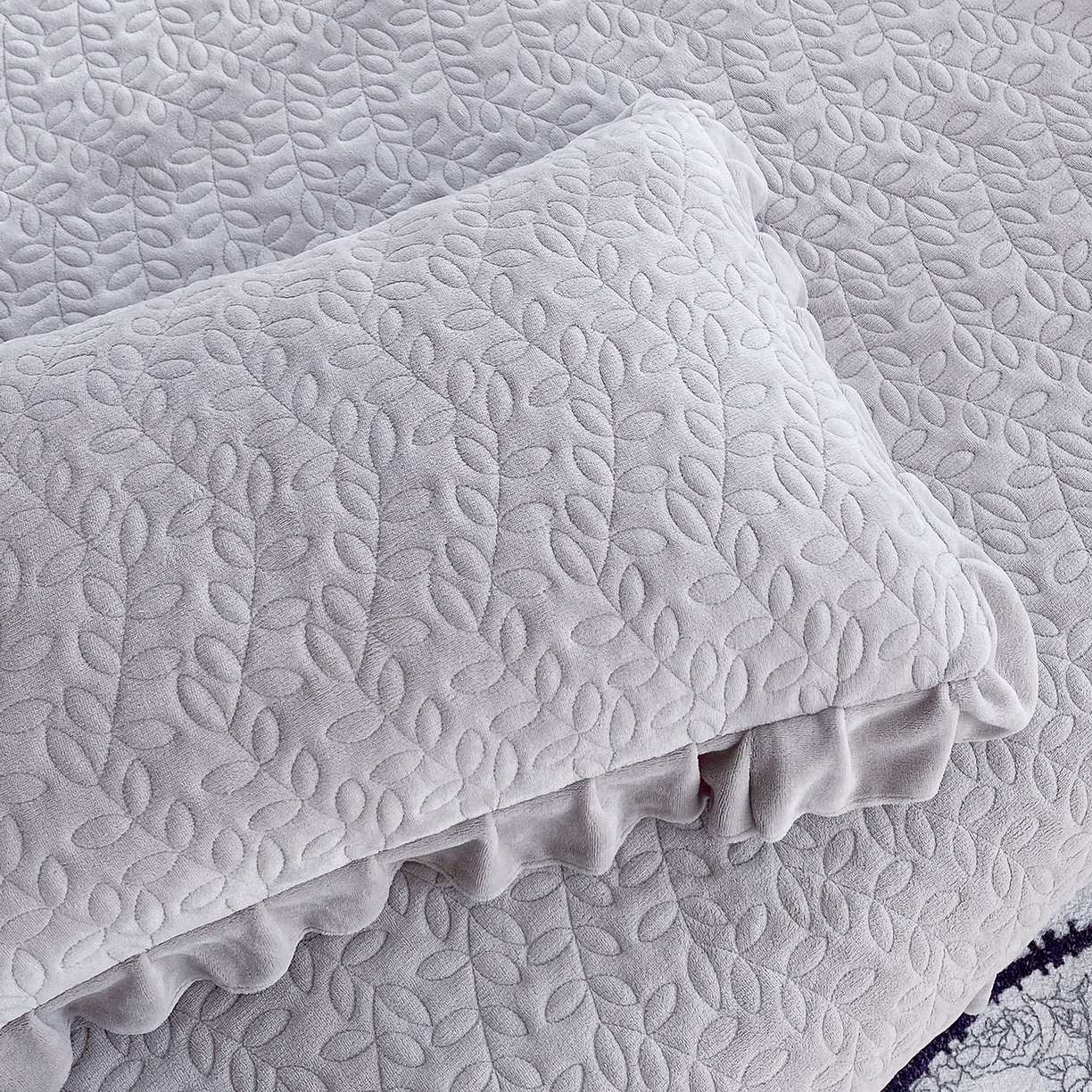 91家纺网 家纺一手货源 找家纺 芯宜佳 2025新款加厚牛奶绒夹棉花边短枕套 幸运草-银灰