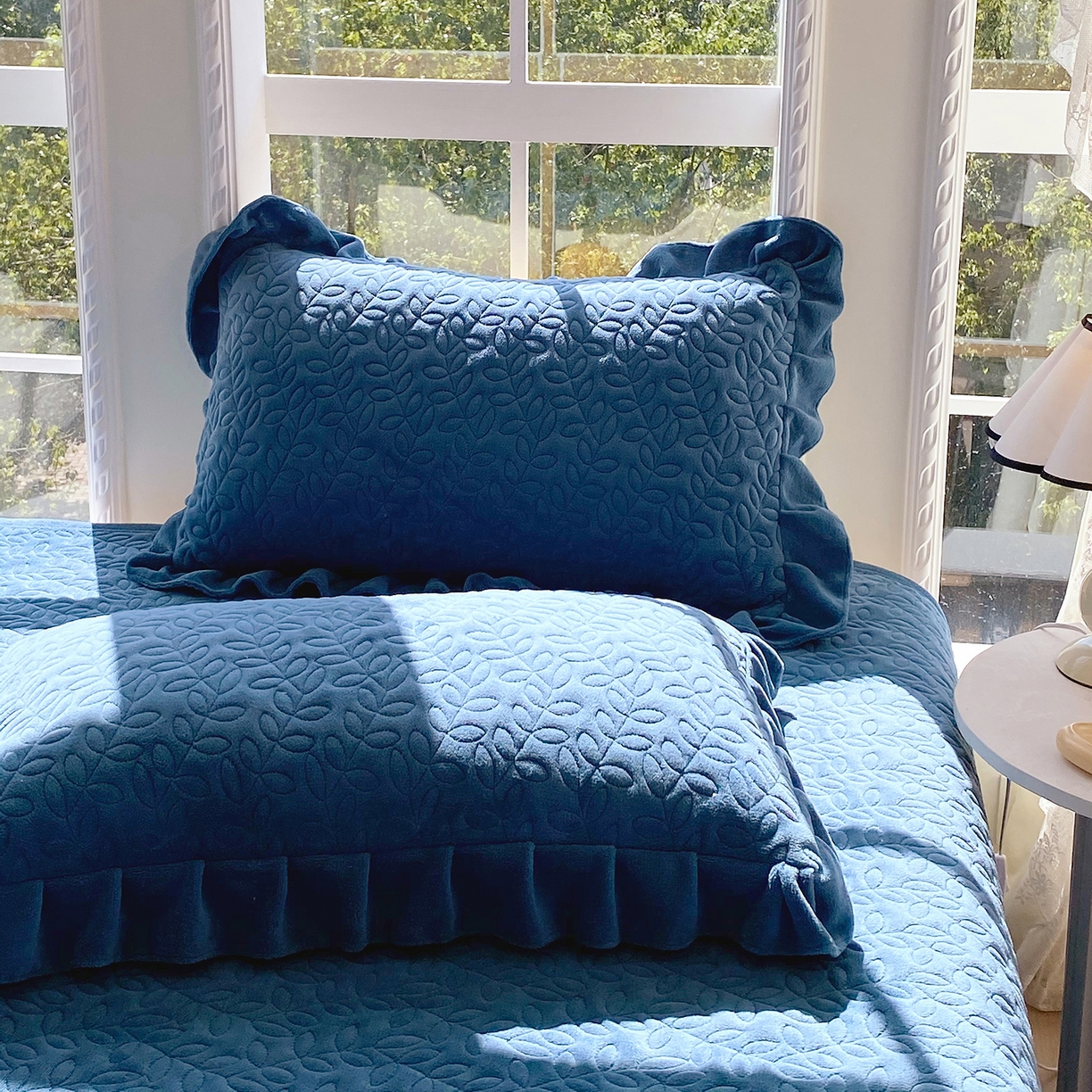 91家纺网 家纺一手货源 找家纺 芯宜佳 2025新款加厚牛奶绒夹棉花边短枕套 幸运草-雾兰