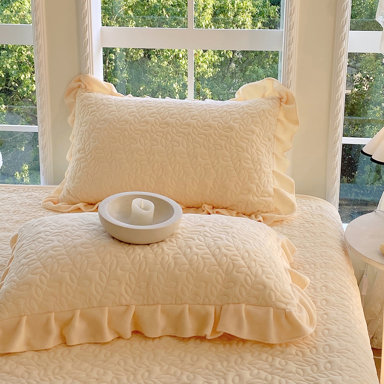 91家纺网 家纺一手货源 找家纺 芯宜佳 2025新款加厚牛奶绒夹棉花边短枕套 幸运草-鹅黄