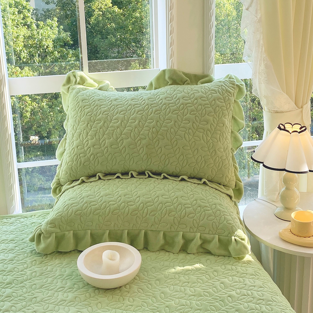 91家纺网 家纺一手货源 找家纺 芯宜佳 2025新款加厚牛奶绒夹棉花边短枕套 幸运草-嫩绿