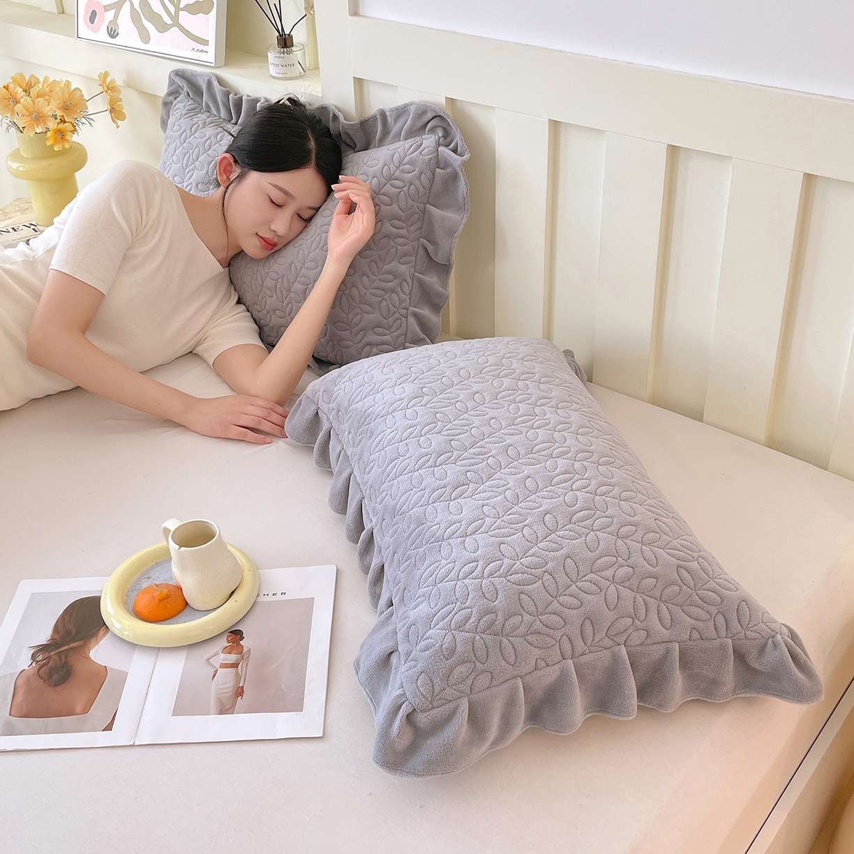 91家纺网 家纺一手货源 找家纺 芯宜佳 2025新款加厚牛奶绒夹棉花边短枕套 幸运草-银灰