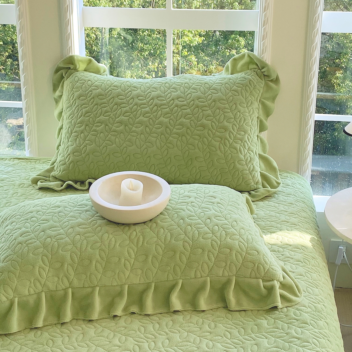 91家纺网 家纺一手货源 找家纺 芯宜佳 2025新款加厚牛奶绒夹棉花边短枕套 幸运草-嫩绿