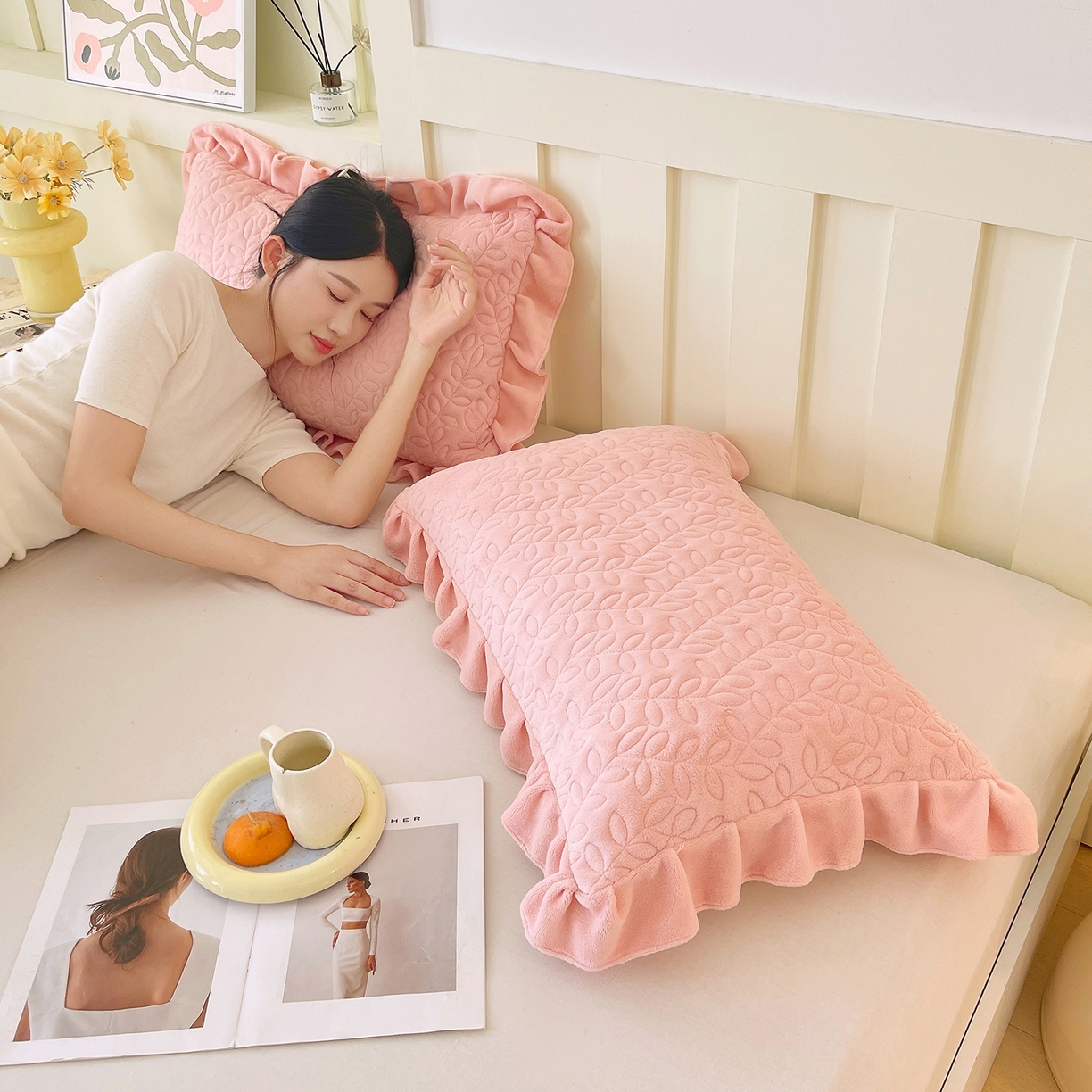 91家纺网 家纺一手货源 找家纺 芯宜佳 2025新款加厚牛奶绒夹棉花边短枕套 幸运草-淡粉